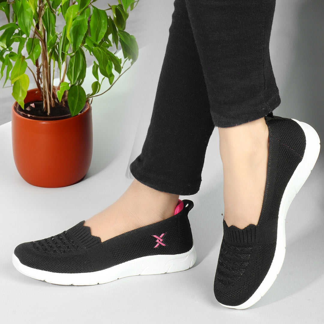 Women Textured Round Toe Flyknit Mesh Slip-On Sneakers
