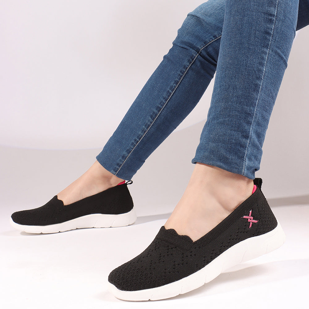 Women Round Toe Flyknit Lightweight Slip-On Sneakers