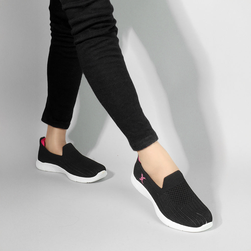 Women Textured Round Toe Flyknit Mesh Slip-On Sneakers