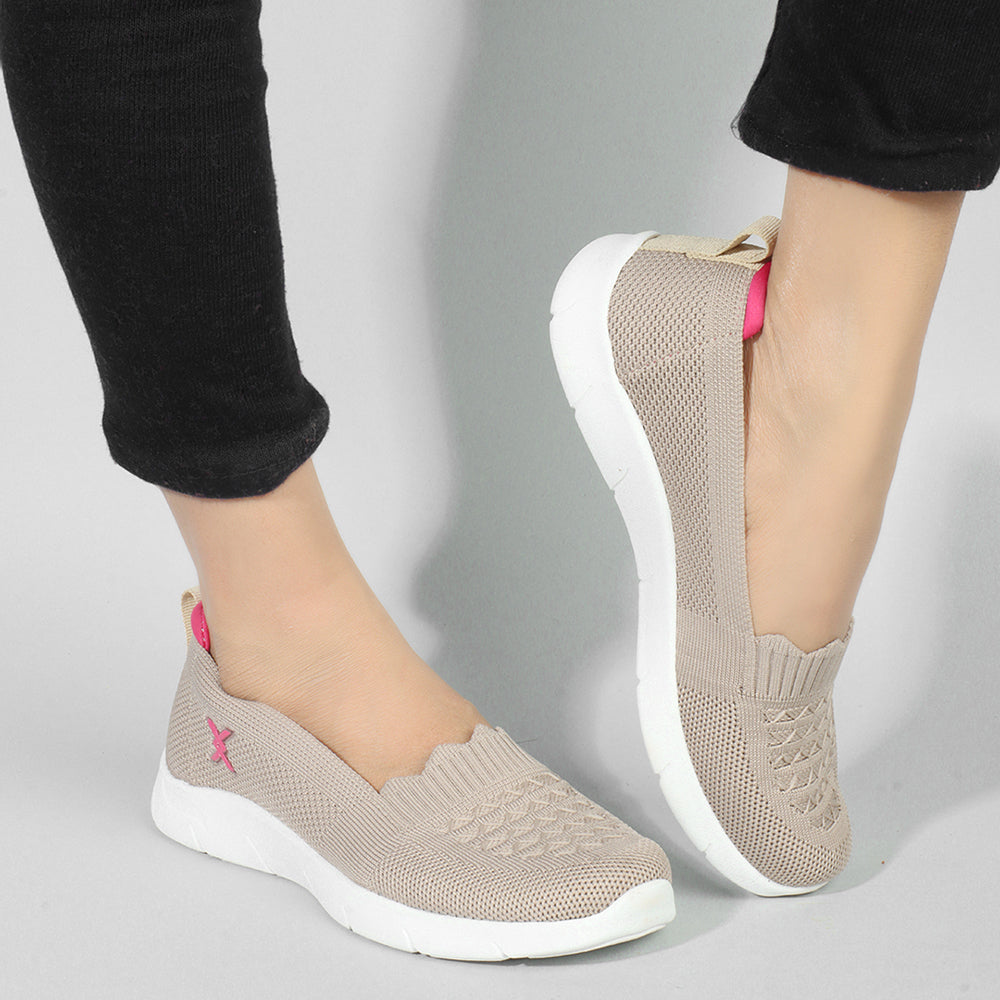 Women Textured Round Toe Flyknit Mesh Slip-On Sneakers