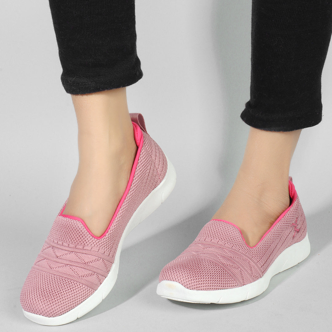 Women Textured Round Toe Flyknit Mesh Slip-On Sneakers
