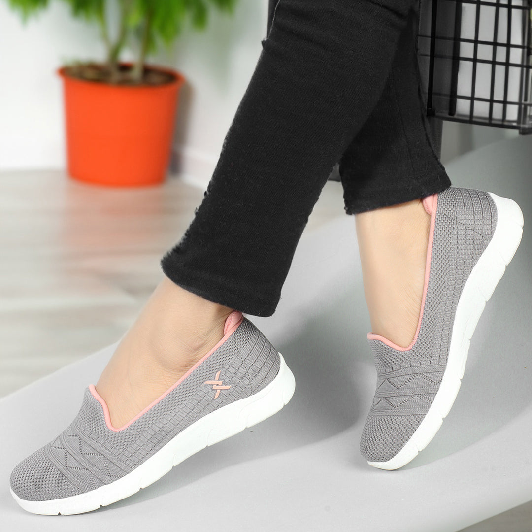 Women Textured Round Toe Flyknit Mesh Slip-On Sneakers