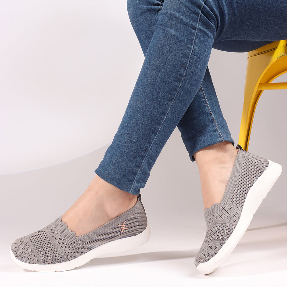 Women Round Toe Flyknit Lightweight Slip-On Sneakers