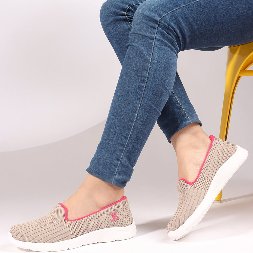 Women Textured Round Toe Flyknit Mesh Slip-On Sneakers