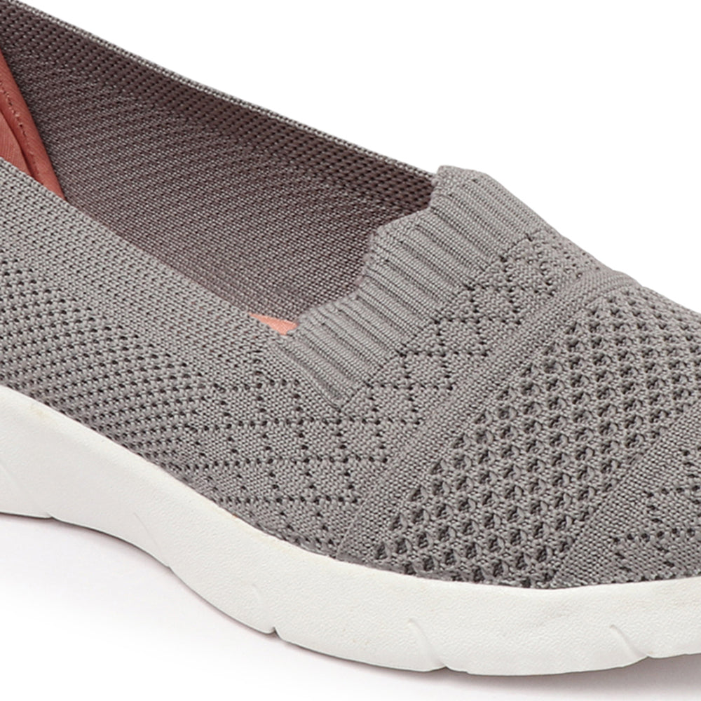 Women Round Toe Flyknit Lightweight Slip-On Sneakers